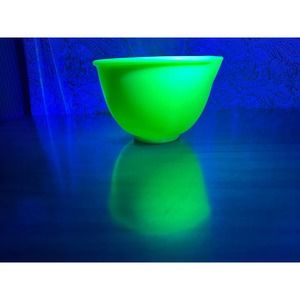 Vintage uranium jadeite glass mixing bowl with spout